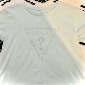 I am selling a guess shirt size small. Hasn’t been worn ever. Selling for $15